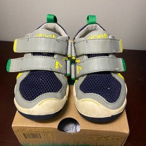 Place Ty size 8.5 navy/limestone